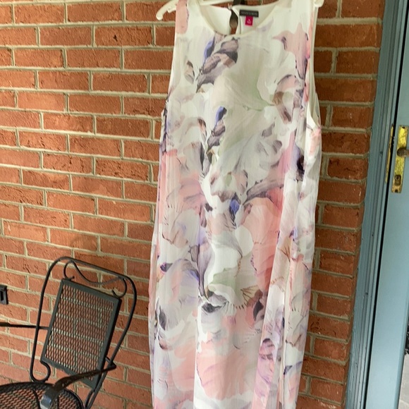 Vince Camuto Dresses & Skirts - Vince Camuto long cream dress 3X with pink flower